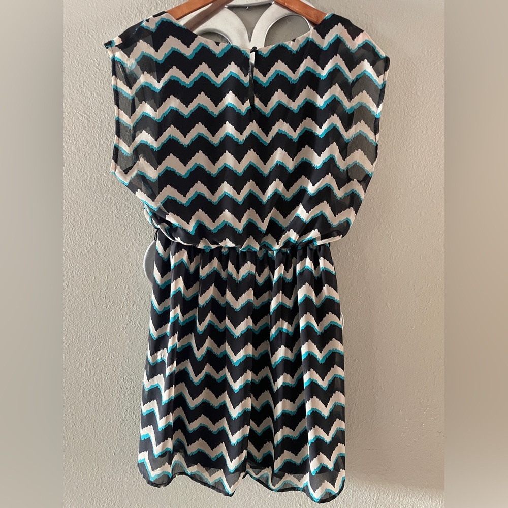 LILY ROSE Chevron Dress - Picture 6 of 6